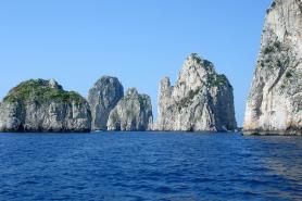 Capri se skalami Faraglioni