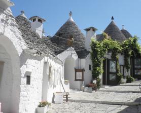 Apulská provincie Bari a bílé domky v Alberobello