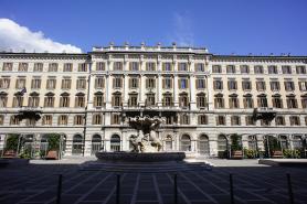 Trieste - jedna z budov na náměstí Piazza Vittorio 