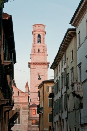 Italské město Verona s chrámem