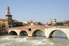 Italské město s mostem Ponte di Pietra