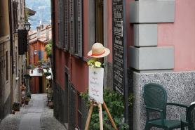 Jezero Lago di Como a ulička v obci Bellagio