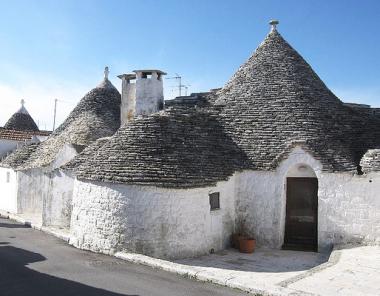 Apulská provincie Bari a bílé domky v Alberobello