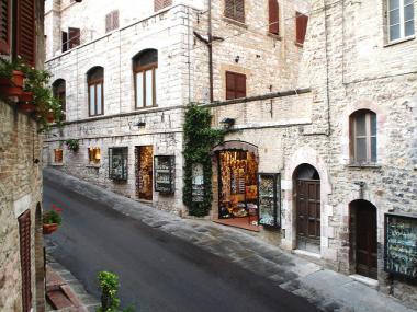 Italské město Assisi a jedna z ulic
