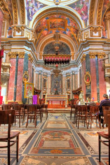 Malta a město Mdina - vnitřek katedrály
