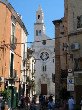 Bari - jedna z ulic vedoucí ke katedrále San Sabino