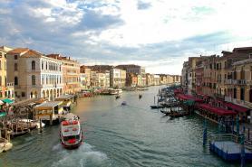 Benátky - pohled na Gran Canal z mostu Ponte di Rialto