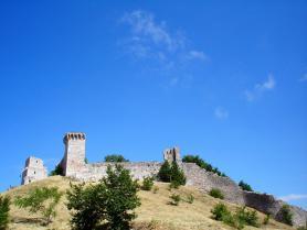 Italské město Assisi a část pevnosti Rocca Maggiore