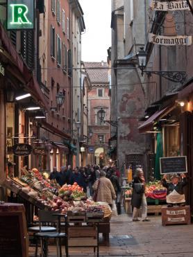 Bologna - jedna z rušných uliček města