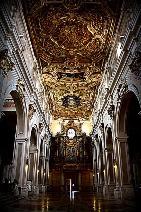 L'Aquila - vnitřek baziliky Bernardina