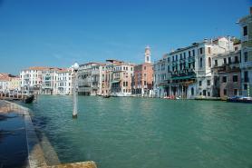 Italské město Benátek a jeden z kanálů