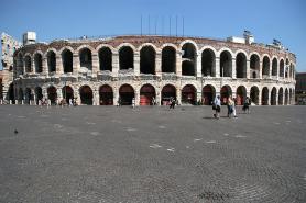 Italské město Verona s amfiteátrem