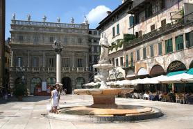 Italské město Verona s náměstím Piazza delle Erbe