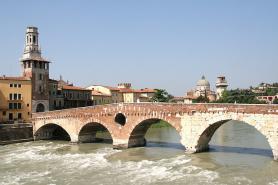 Italské město s mostem Ponte di Pietra