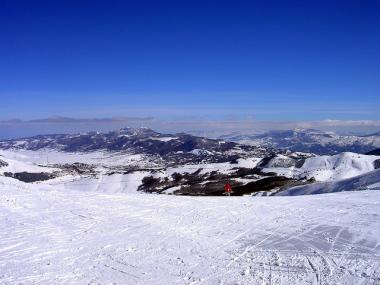 Zasněžená oblast Abruzzo a lyžař