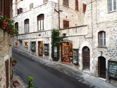 Italské město Assisi a jedna z ulic