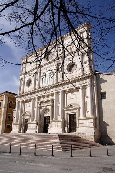 L'Aquila - bazilika Bernardina