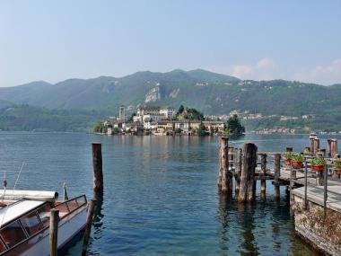 Piemontské jezero Lago d’Orta v Itálii