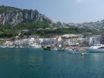 Část města Capri a jeho přístav