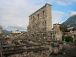 Italské město Aosta s pozůstatky římského divadla