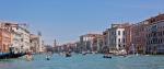 Italské město Benátky a jeden z kanálů