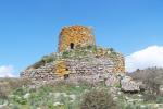 Sardínie - kamenná věž tzv. "nuraghi"